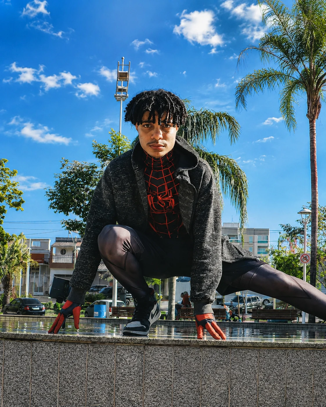 Messias caracterizado como Spider em cenário urbano